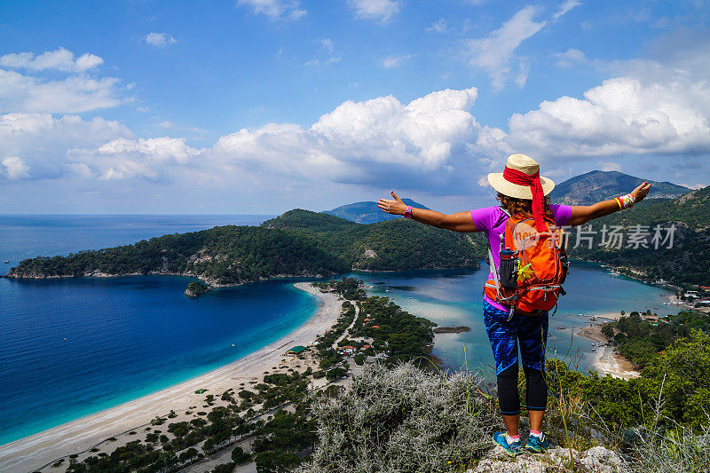 走在Oludeniz。