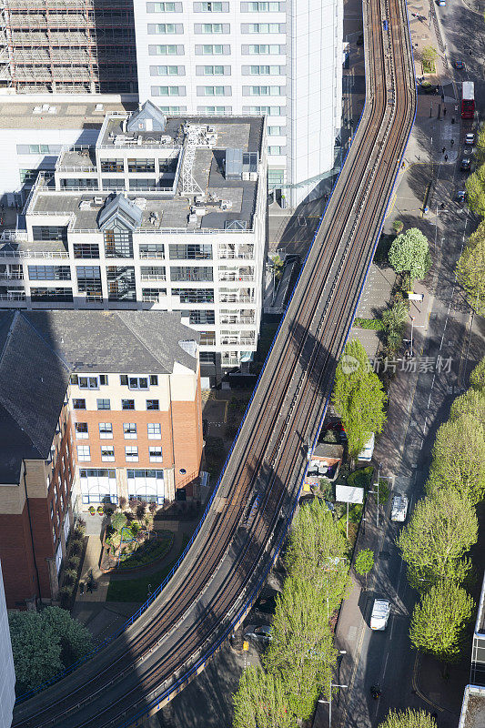 伦敦鸟瞰图港区，轻轨和公路房屋