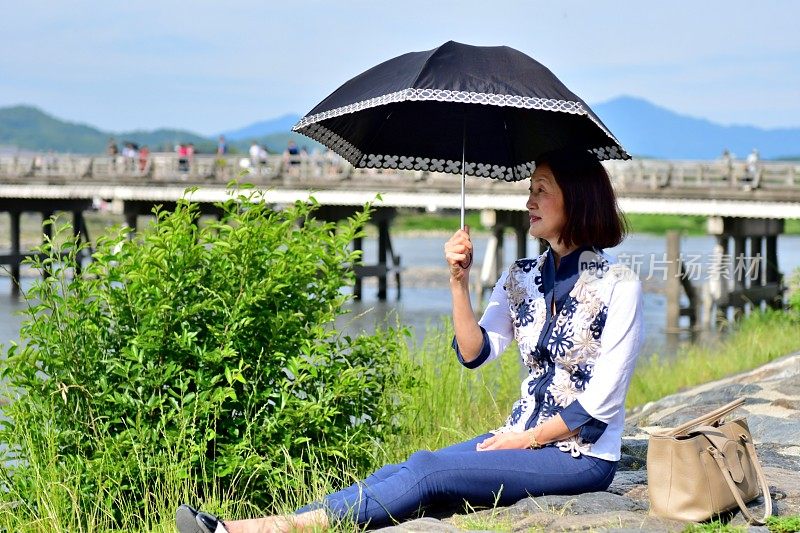 日本女子在京都岚山河畔放松