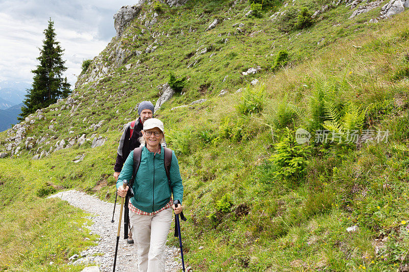 一对老年夫妇站在落基山顶徒步旅行