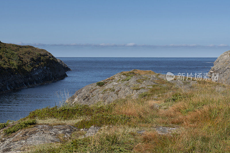 挪威峡湾的岩石海岸和平静的海水