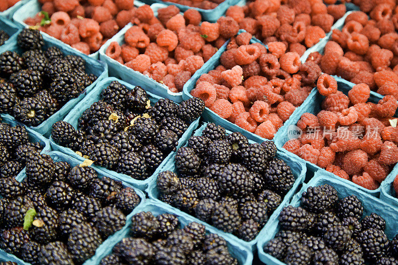 农贸市场上成箱的树莓和黑莓