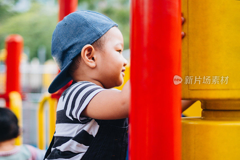 马来西亚幼童在公共游乐场玩耍