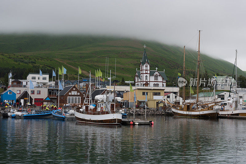 冰岛海港:用于捕鱼和观赏鲸鱼的船只聚集在冰岛胡沙维克港。