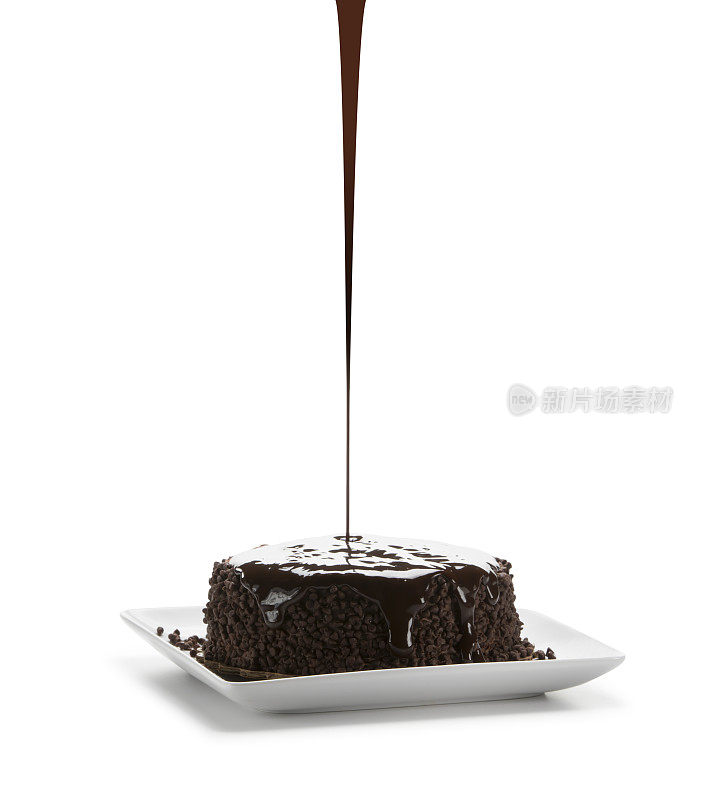黑巧克力浇在熔岩蛋糕上，白色背景
