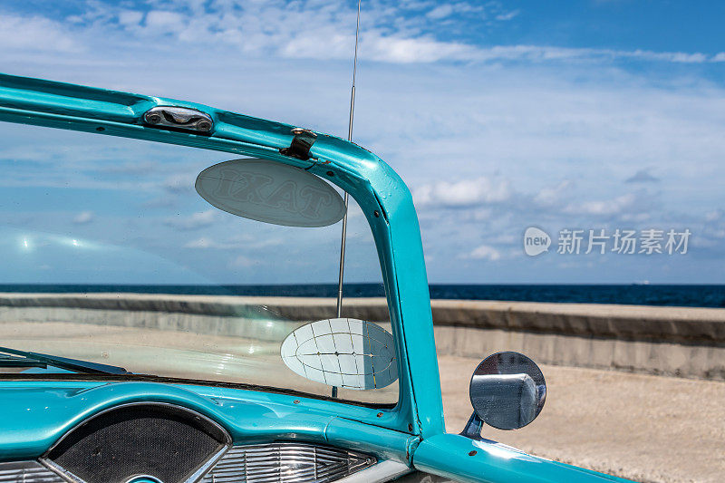 在古巴哈瓦那的Malecón上乘坐一辆老爷车