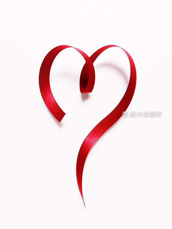 红色丝带在白色背景下形成心形-情人节概念
