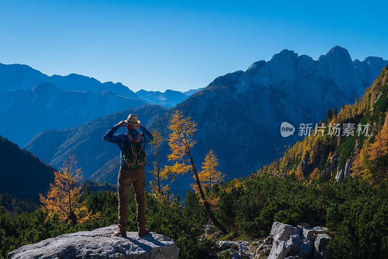 年轻的成年人徒步旅行，享受令人惊叹的风景，朱利安阿尔卑斯山，戈伦斯卡，欧洲斯洛文尼亚