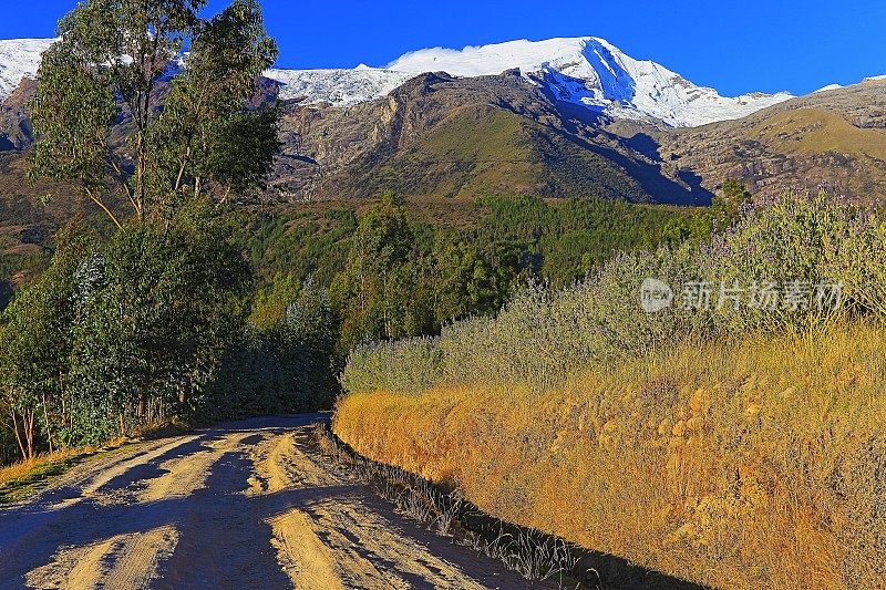 通往科帕山的乡村公路和日落时的野花——秘鲁的布兰卡山脉