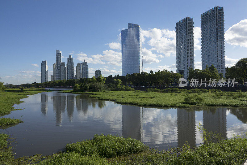 布宜诺斯艾利斯马德罗港摩天大楼反映了阿根廷康斯坦丁拉滨海生态保护区泻湖