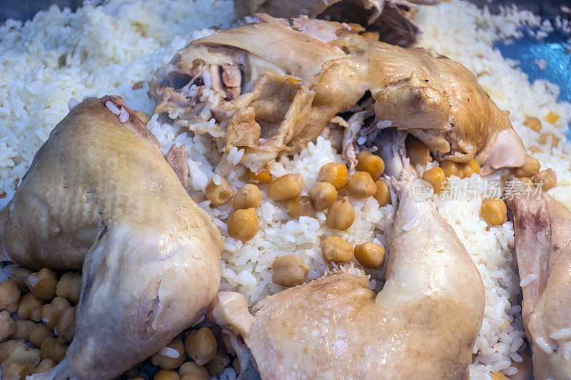 传统的土耳其食物-鸡与鹰嘴豆和米饭