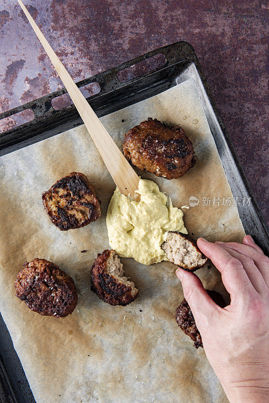 传统丹麦肉丸或蛋黄酱frikadeller。