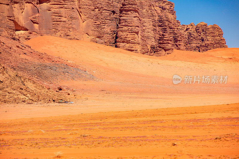 约旦沙漠，车辆和山脉