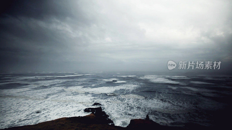 黑色沙滩上无休止的海浪