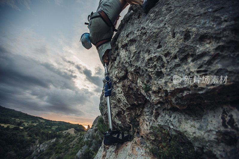 登山者用义肢攀登岩石山