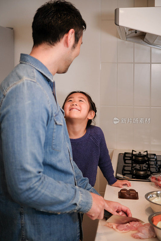 父亲和女儿一起在厨房做饭