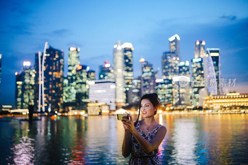 年轻时尚的游客在新加坡进行视频通话