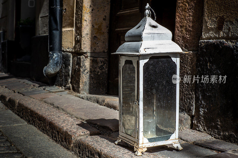 在斯德哥尔摩一所房子的入口处，一盏点着蜡烛的古老灯笼