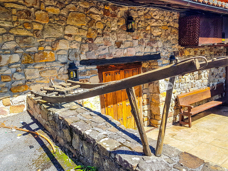 旧犁位于西班牙一所房子的入口处作为装饰。犁在田间被用来犁地，由两头牛拉着。