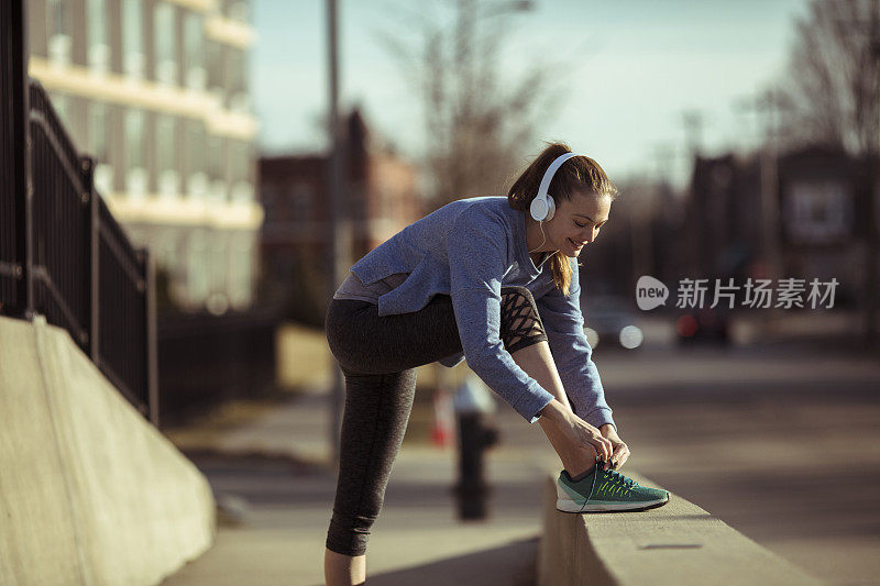 女人系鞋带