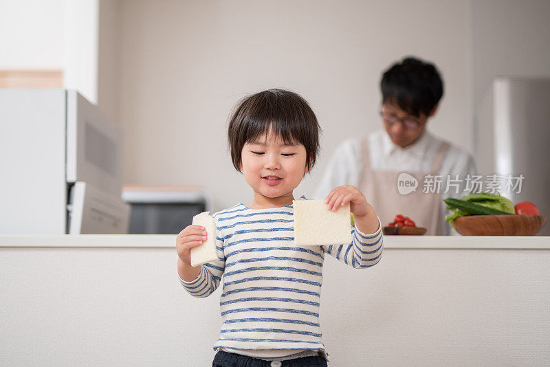 爸爸在厨房做饭