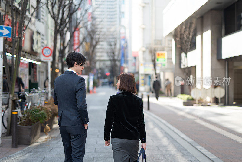 女经理和年轻商人走在大街上