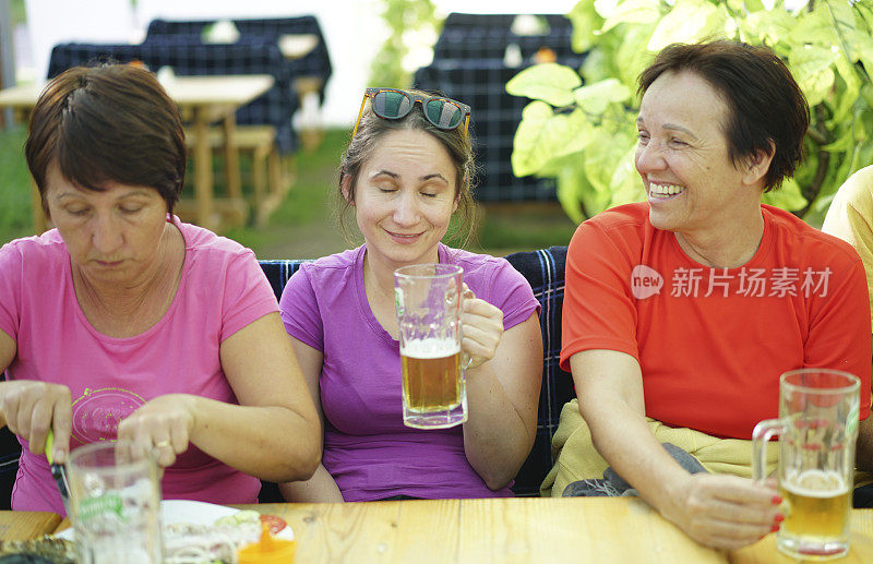 在吉尔吉斯斯坦的卡拉科尔，桌上的啤酒，一群人一起喝酒和玩乐