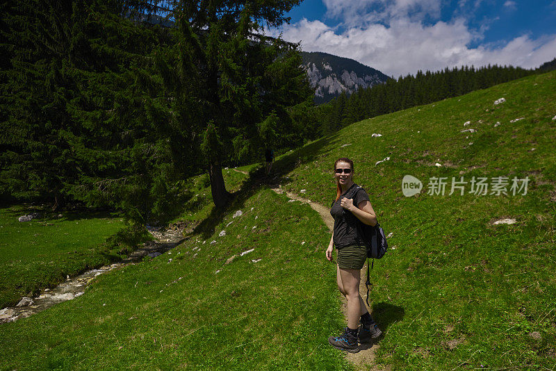 美丽的旅行者摆好姿势