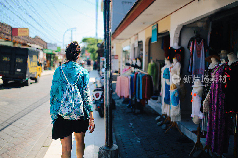 来自印尼巴厘岛库塔的年轻女旅行者