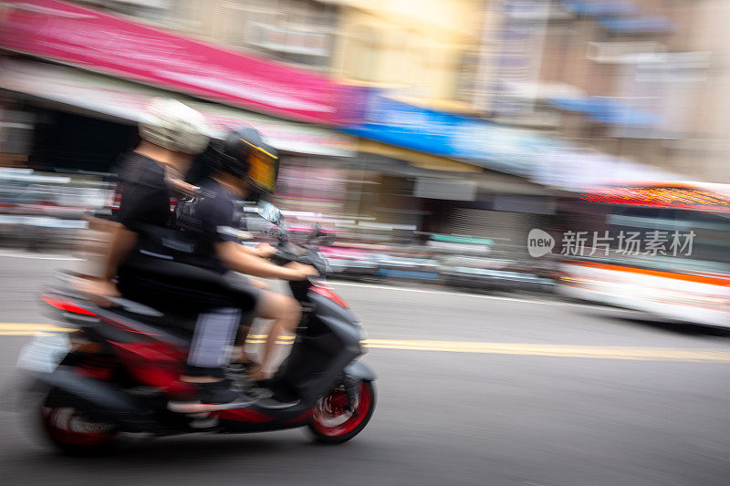 一对台湾夫妇在台湾台北骑摩托车