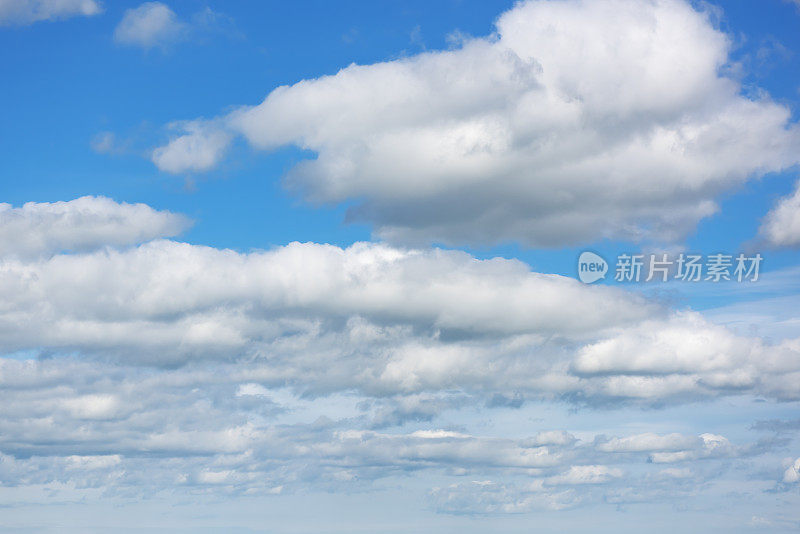 深蓝色的天空中蓬松的高积云