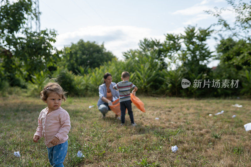 妈妈和孩子们在打扫公园