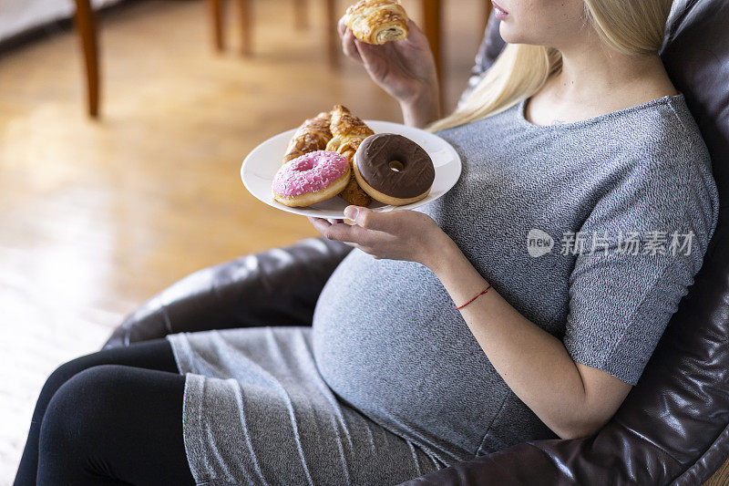 孕妇在家吃甜甜圈