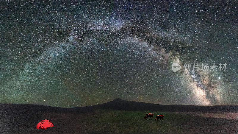 中国内蒙古草原上的银河