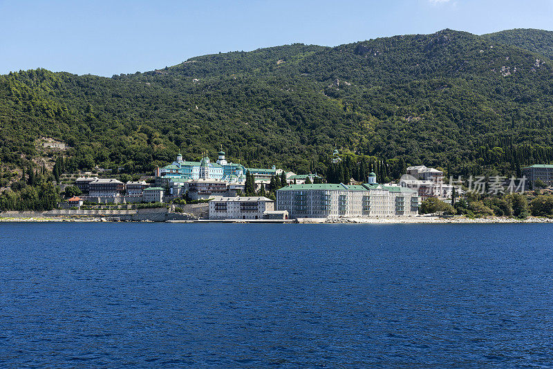 从希腊哈尔基迪基阿索斯的海上俯瞰圣潘特莱蒙修道院