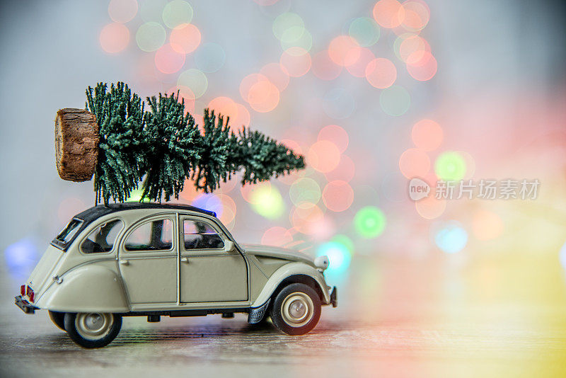 古董玩具车和圣诞树