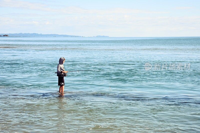 青少年在海岸钓鱼