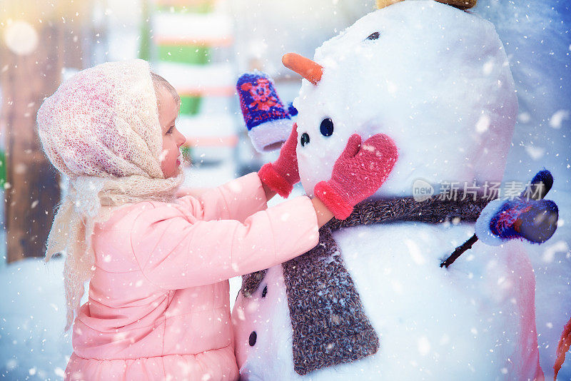 玩雪人的孩子