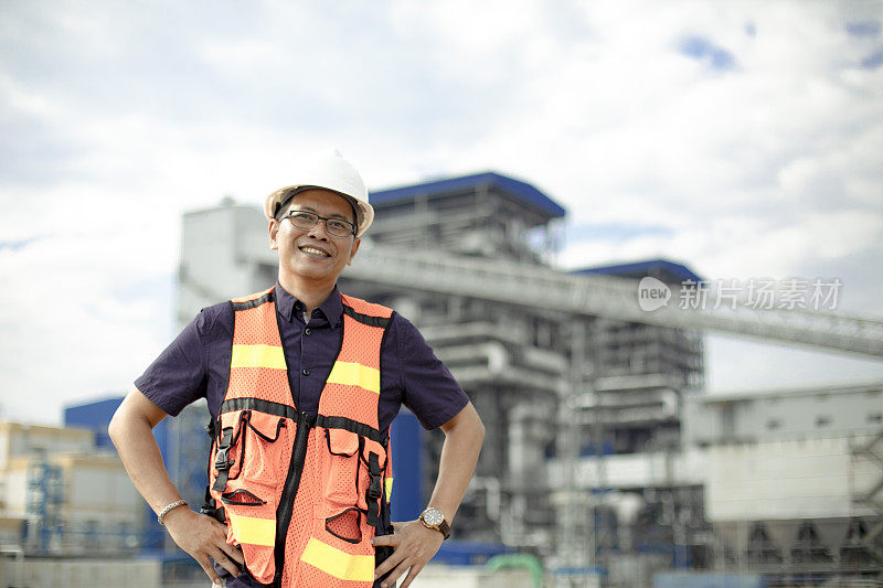工业工程师戴安全帽穿安全服。他在煤电厂工作