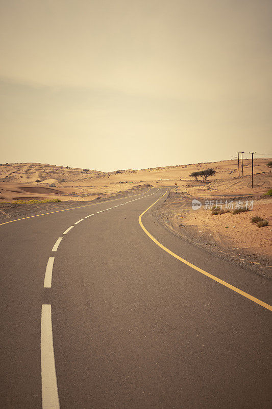 蜿蜒的道路穿过阿曼的沙漠
