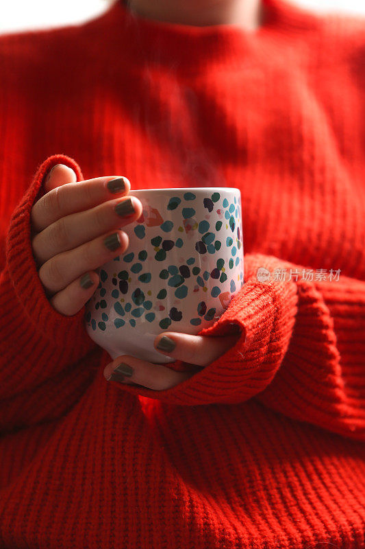 女人手里拿着茶杯