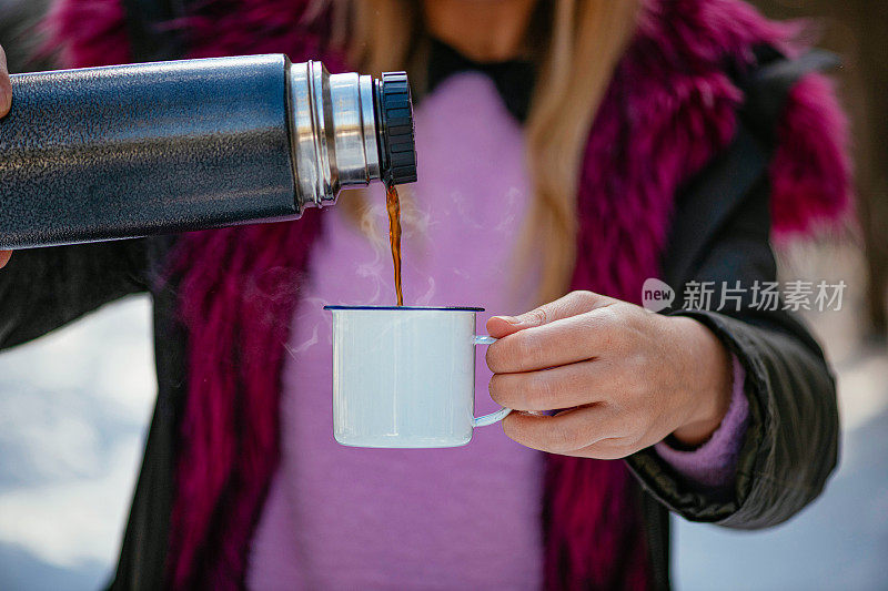 雪域森林里的热水瓶和咖啡