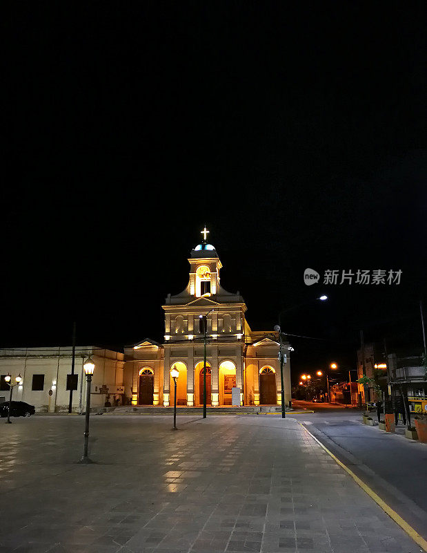 教堂的夜景，我们的夫人和圣库拉布罗切罗，库拉布罗切罗，科尔多瓦，阿根廷。