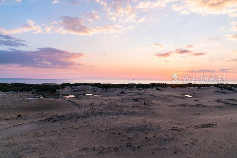 日落时的帕塔拉沙漠山丘