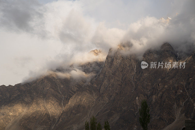 自然风景沿着喀喇昆仑山在罕萨山谷与樱花盛开的秋天巴基斯坦