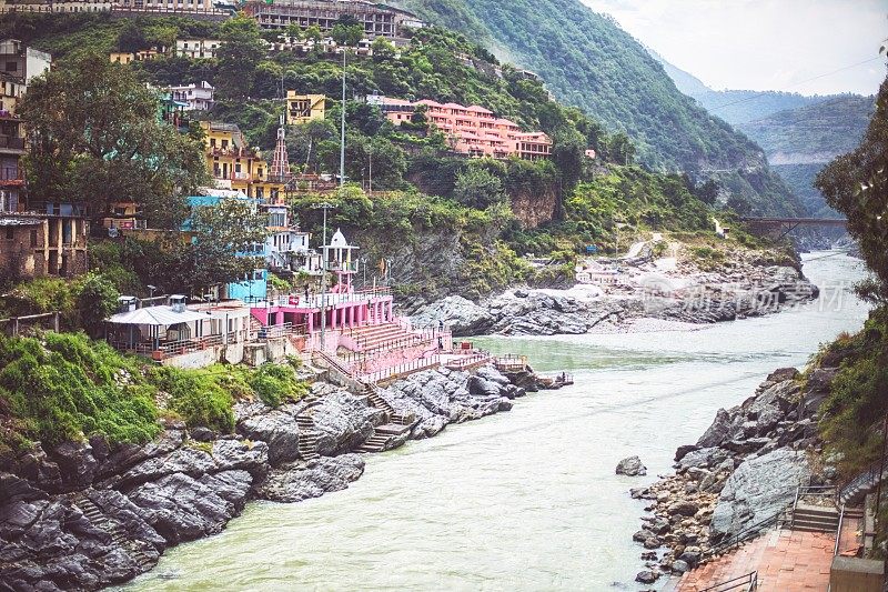 Alaknanda和Bhagirathi汇合成为恒河，Devprayag，北阿坎德邦，