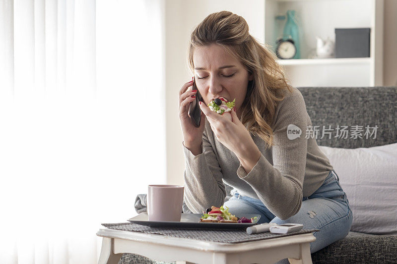 年轻的糖尿病妇女在家吃早餐