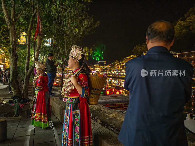 游人漫步在凤凰古城的黄昏。凤凰古城或凤凰县是中国湖南省的一个县