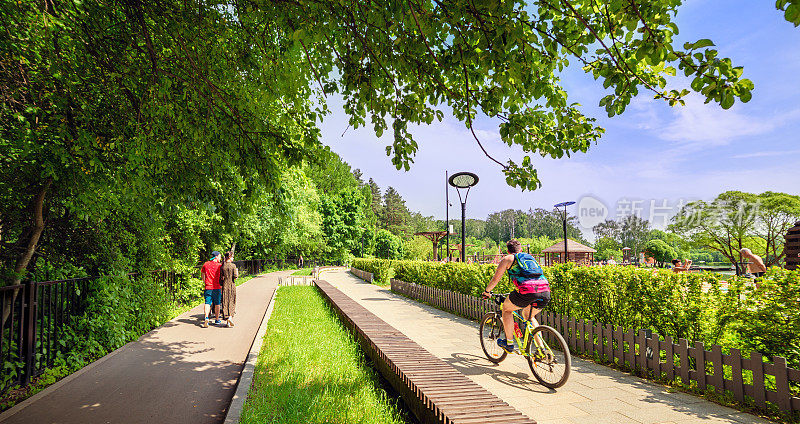 人们在隔离后步行或骑自行车穿过Meshchersky公园的区域