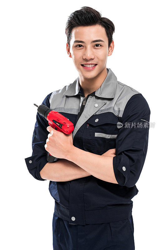 青年男修理工拿着工具
